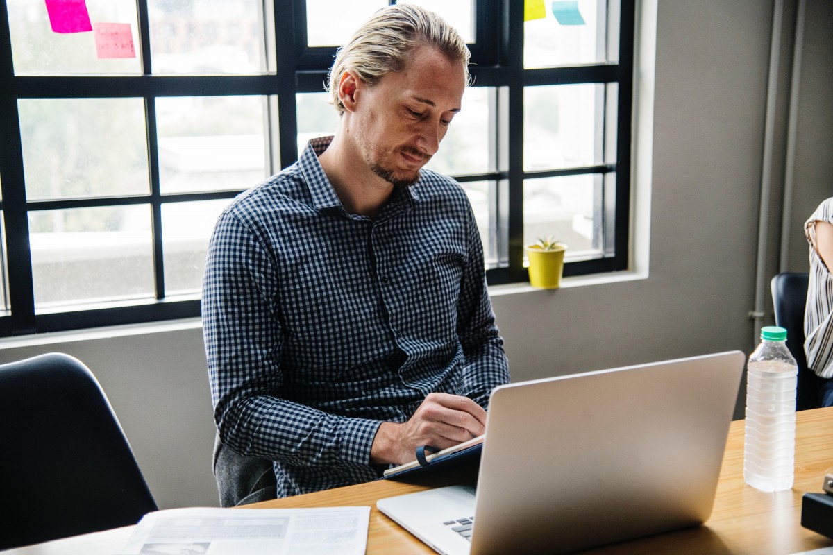 businessman_computer_conference_desk_indoors_laptop_male_man-1534021